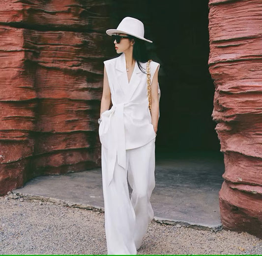 Elegant women's lace-up suit