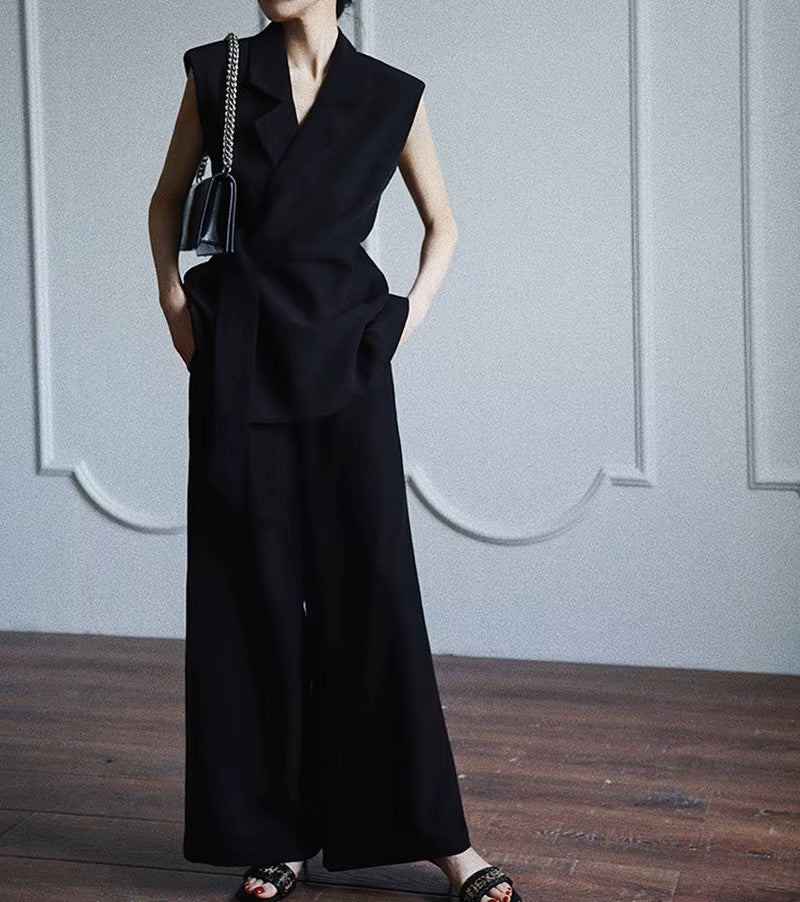 Elegant women's lace-up suit