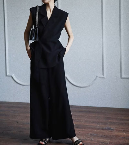 Elegant women's lace-up suit